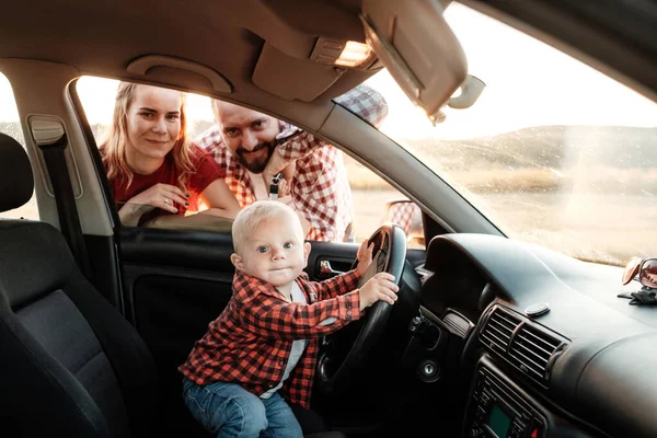 Mutlu Genç Aile Anne ve Baba Oğulları Küçük Sürücüleri Yaz Haftasonu Pikniği Şehrin dışında Sunny Day Sunset, Tatil ve Yolculuk Konsepti 'nde
