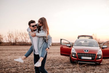 Ternopil, Ukrayna - 25 Ekim 2019: Beyaz Gömlekli ve Kot Giyen Genç Mutlu Çift Yeni Markalı SUV Arabaları, Crossover Peugeot 3008