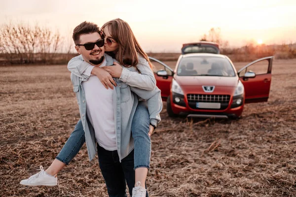 Тернопіль, Україна - 25 жовтня 2019: Молода щаслива пара Одягнена однаково в білому плащі та джинсах Насолоджуюча дорожня подорож на своєму новому автомобілі Brand Suv, Crossover Peugeot 3008. — стокове фото