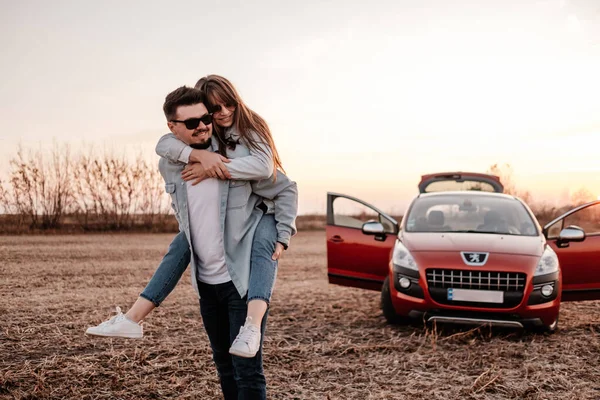 Тернополь, Украина - 25 октября 2019 года: Молодая счастливая пара одета в белую рубашку и джинсы, наслаждаясь поездкой на своем новом автомобиле марки Suv, кроссовер Peugeot 3008 — стоковое фото