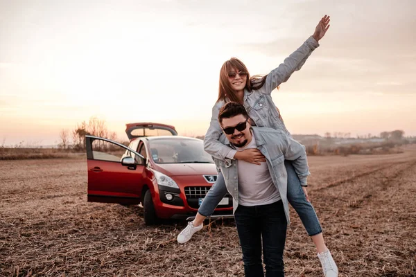 TERNOPIL, UCRANIA - 25 DE OCTUBRE DE 2019: Joven pareja feliz vestida como en camisa blanca y pantalones vaqueros disfrutando de un viaje por carretera en su nuevo coche SUV de marca, Crossover Peugeot 3008 —  Fotos de Stock
