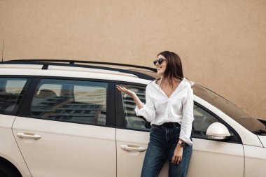Araba, İş Kadını, Kadın Gücü Konsepti Yakınındaki Kot ve Beyaz Gömlekli Genç Bir Kadının Yakın Portresi