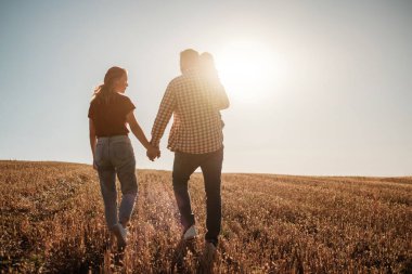 Mutlu Genç Aile Anne ve Baba Küçük Oğullarıyla Yaz Haftasonu Pikniği Sunny Day Sunset, Tatil Zamanı