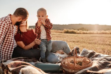 Mutlu Genç Aile Anne ve Baba Küçük Oğullarıyla Yaz Haftasonu Pikniği Sunny Day Sunset, Tatil Zamanı