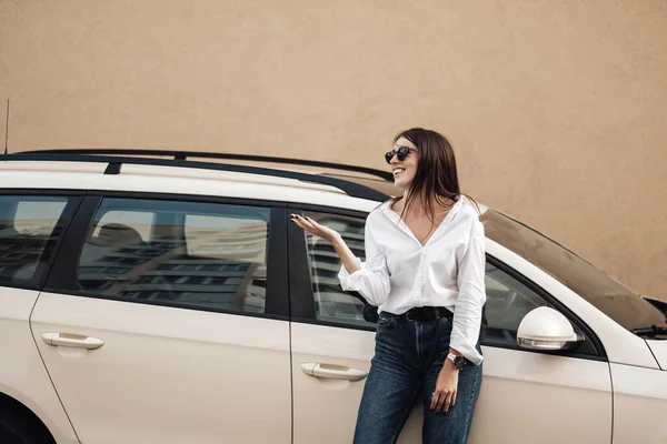 Close Up Portrait of One Stylish Young Female Dressed in Jeans and White Shirt Posing Near the Car, Business Lady, Woman Power Concept — ストック写真