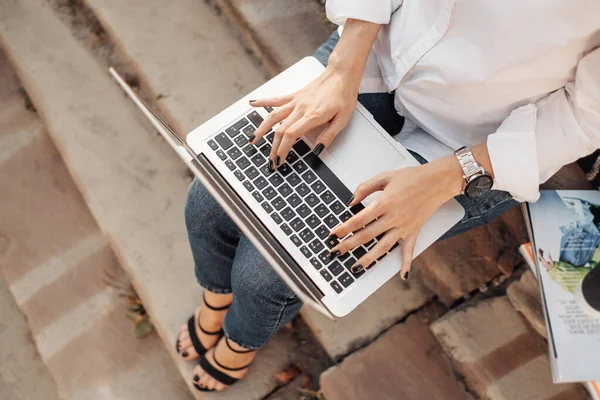 Portré egy divatos lány öltözött farmer és fehér ing dolgozik Laptop, szabadúszó munkavállaló, Business Lady, nő Power Concept — Stock Fotó