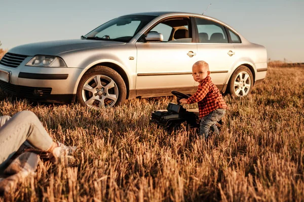 Portrait d'un petit garçon jouant avec la voiture — Photo
