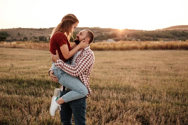 Portret van een gelukkig paar verliefd worden — Stockfoto