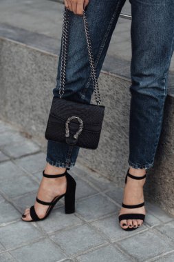 Ternopil, Ukrayna - 28 Ağustos 2019: Gucci Çantalı Siyah Ayakkabılı Moda Kızı, Kadın Gücü Konsepti