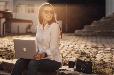 Ternopil, Ukrayna - 28 Ağustos 2019: Apple Laptop Macbook Air, Freelance Worker, Business Lady