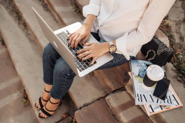 Ternopil, Ukrayna - 28 Ağustos 2019: Gucci Çantalı Moda Kızı Apple Laptop Macbook Air, Freelance Worker, Business Lady Reads Bazaar ve Elle
