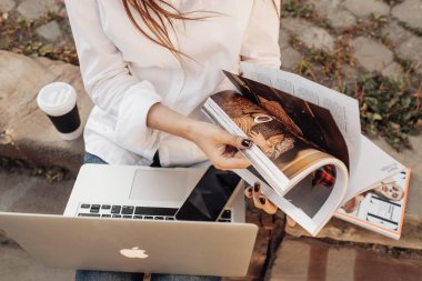 Ternopil, Ukrayna - 28 Ağustos 2019: Elma Laptop Macbook Air, Freelance Worker, Business Lady