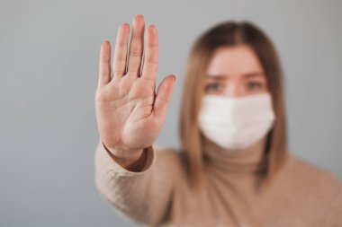 Beyaz Tıbbi Maskeli Güzel Bir Kızın Portresi