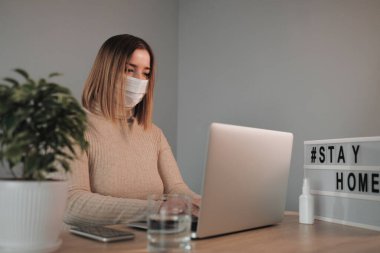Beyaz Maskeli Güzel Bir Kızın Portresi Evden Çalışıyor