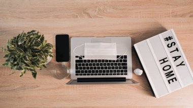 Ev Konsepti, Laptop ve Tıbbi Maskeli Masaüstü