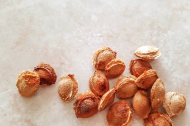 Badem çekirdekleri mermer bir yüzeye kapanıyor