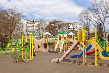 renkli açık oyun alanı, çocuk gelişimi