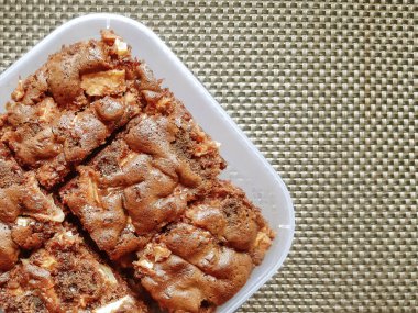 Çikolatalı pasta dilimi. Dilimlenmiş lezzetli pasta. Çikolata kırıntılı, çikolatalı kremalı pasta. Tatlı tatlı yiyecekler..