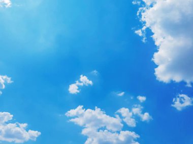 Arkaplan, beyaz bulutlu mavi gökyüzü