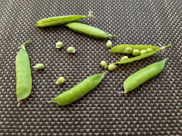 灰色背景上的绿豌豆 农贸市场 新鲜有机水果 — 图库照片