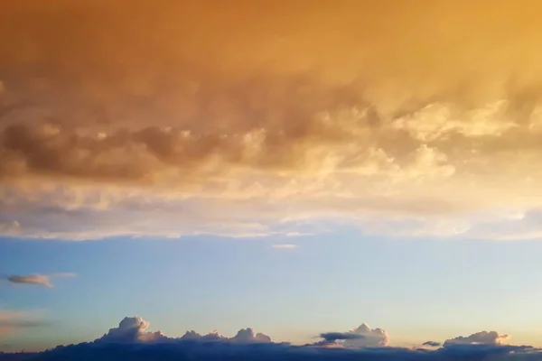 Nuvem Laranja Fundo Das Montanhas Céu Azul Com Nuvens Amarelas — Fotografia de Stock