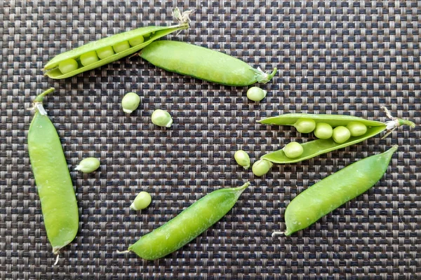 灰色背景上的绿豌豆 农贸市场 新鲜有机水果 — 图库照片