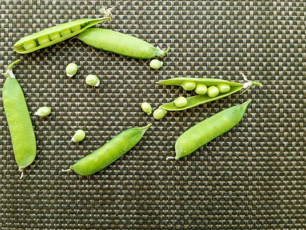 Pois Verts Frais Rouges Sur Fond Gris Marché Fermier Fruits — Photo