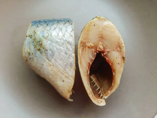 Stukjes Gepekelde Makreel Haring Een Tafel — Stockfoto