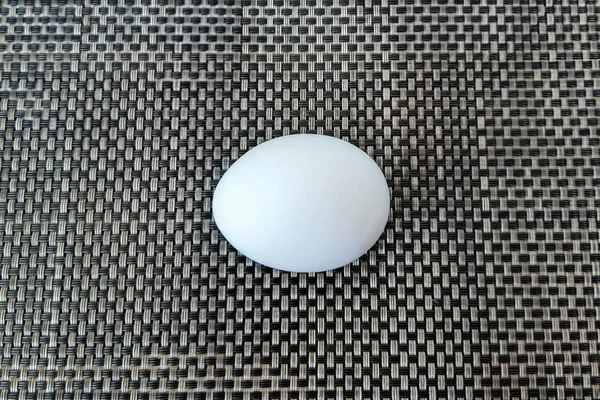 Białe Jajko Szarym Tle Stół Teksturą — Zdjęcie stockowe