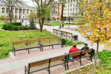 Şehir parkında romantik bir çift, Ukrayna 'da sonbahar, Zaporozhje