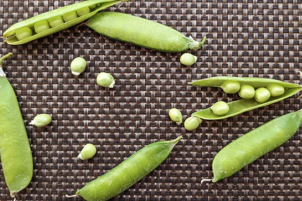 Groene Erwten Grijze Achtergrond Boerenmarkt Vers Biologisch Fruit — Stockfoto