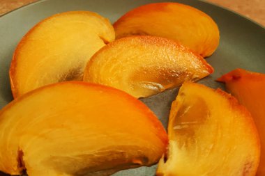 Bir tabakta hurma dilimleri, diyet vejetaryen yemekleri.