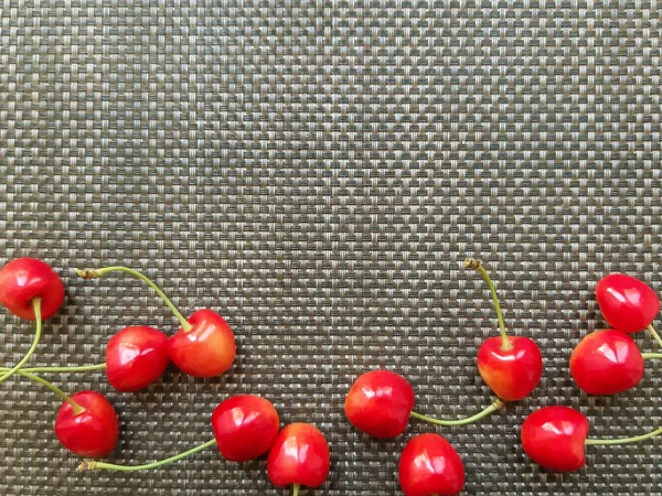 Rosso Fresco Mazzo Ciliegie Sfondo Grigio Testurizzato Berrys Mercato Agricolo — Foto Stock