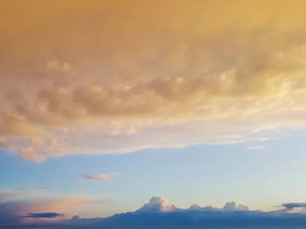 Pomarańczowa Chmura Tle Gór Błękitne Niebo Żółtymi Chmurami — Zdjęcie stockowe