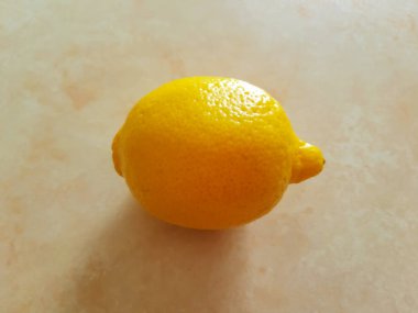 Mermer masada sarı limon, taze meyve.