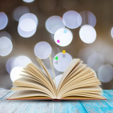 Açık kitap üzerine ahşap plakalar 