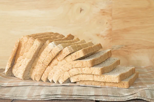 Закрыть хлеб из цельного зерна — стоковое фото