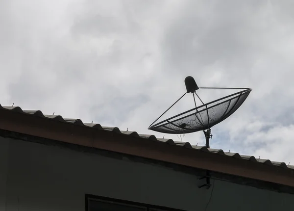 Satellitenschüssel mit Himmel — Stockfoto