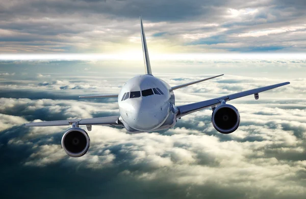 Gökyüzünde bir uçak