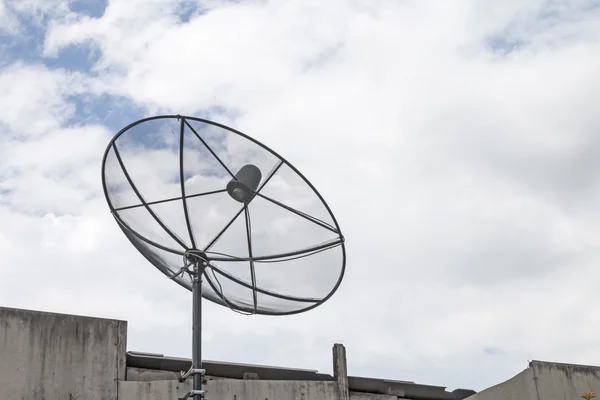 Parabólica con cielo —  Fotos de Stock