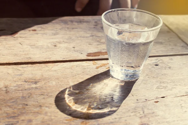 Bicchiere d'acqua sul tavolo — Foto Stock