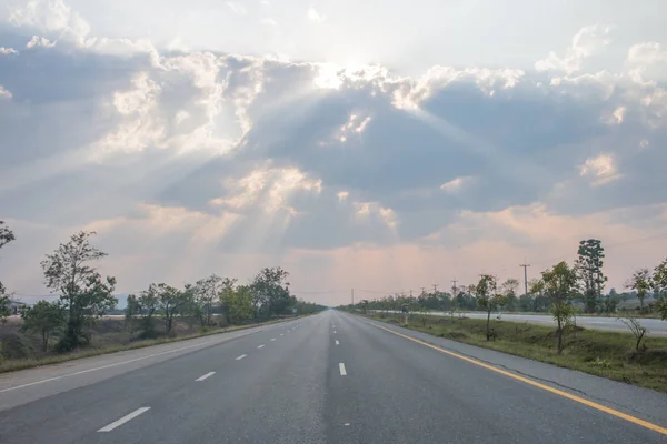 Nuvem milagrosa e a estrada — Fotografia de Stock