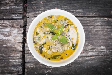 Eski ahşap arka plan ile Tay tavuk yeşil köri kadar kapatın