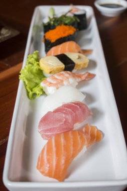 Çanak üzerinde taze Sushi