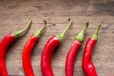 Ahşap arka plan üzerinde kırmızı biber