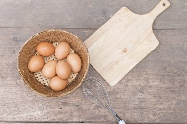 Tahta arka planda yumurtalar