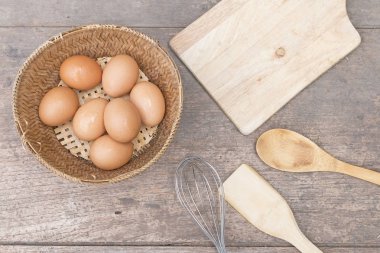 Tahta arka planda yumurtalar