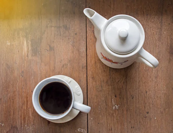 Panela de café e chá preto no fundo de madeira — Fotografia de Stock