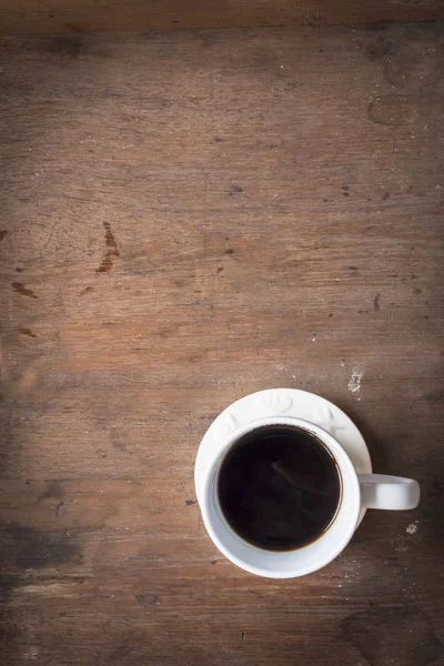 Café preto sobre fundo de madeira — Fotografia de Stock