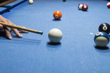 Bir havuz table.focus beyaz top bilardo topları